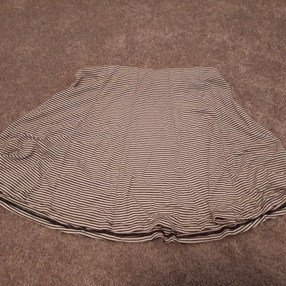 Black and White Striped Skirt - Picture 4 of 4